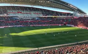 详解棒球规则中的场内全垒打与外野飞球反弹后的垒位计算